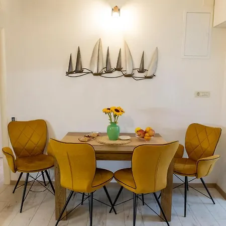 Apartment Yellow *